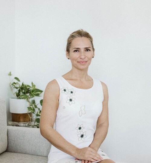 Dr Violeta Davis